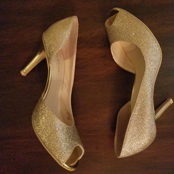 Gold shoes. - Picture 2 of 4